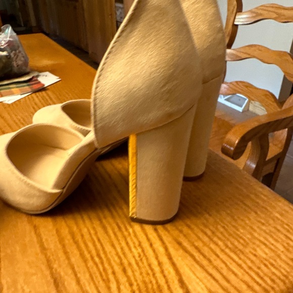 Lulus cream velvet gold accent on heel 8. - Picture 4 of 9